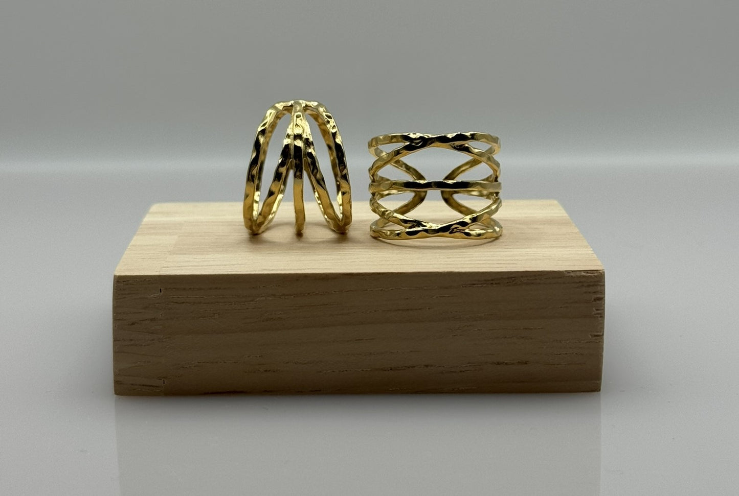 Bague ajustable, dorée et tendance. Résiste à l'eau et adaptée à toutes les tailles.