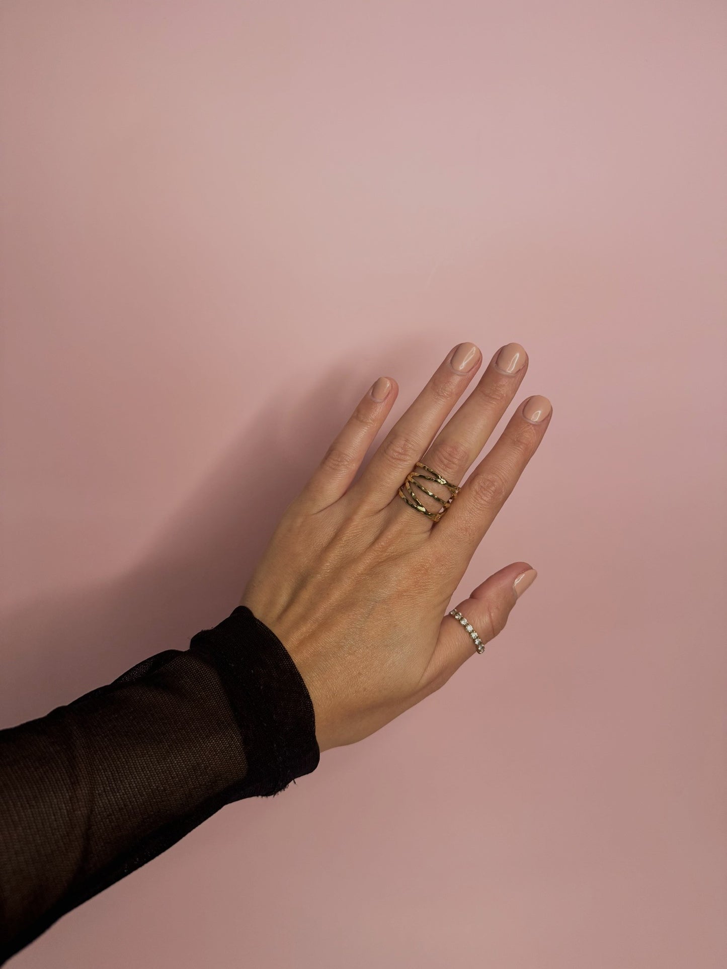 Bague ajustable, dorée et tendance. Résiste à l'eau et adaptée à toutes les tailles.