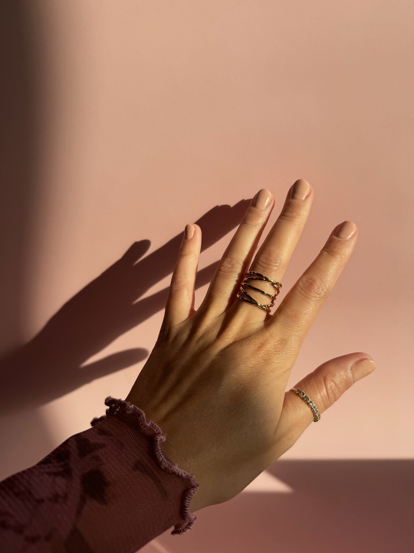Bague ajustable, dorée et tendance. Résiste à l'eau et adaptée à toutes les tailles.