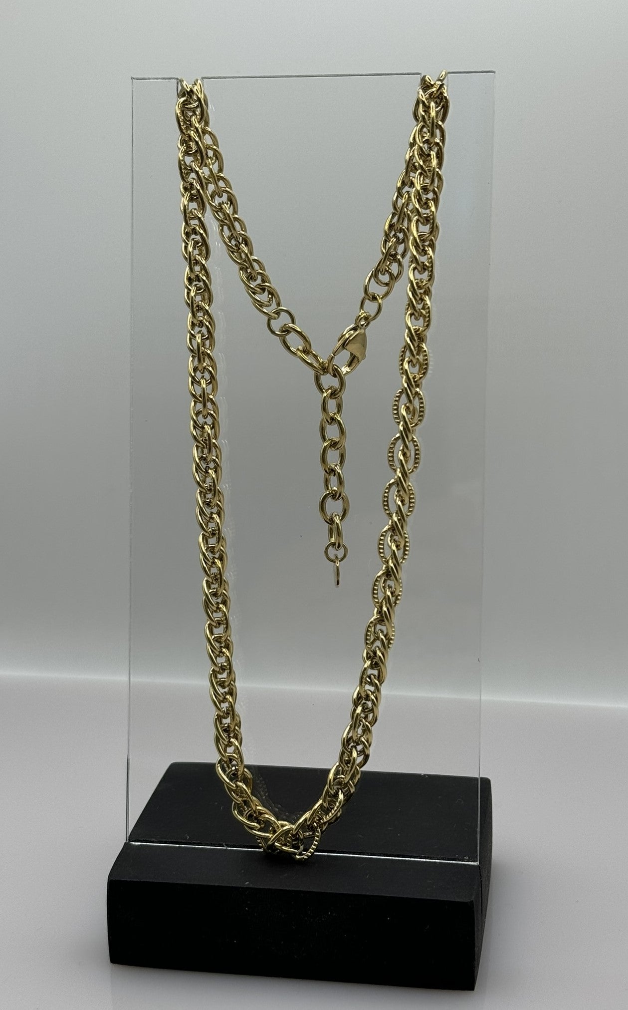 Collier en chaîne à maillons. En acier inoxydable, il résiste à l'eau.