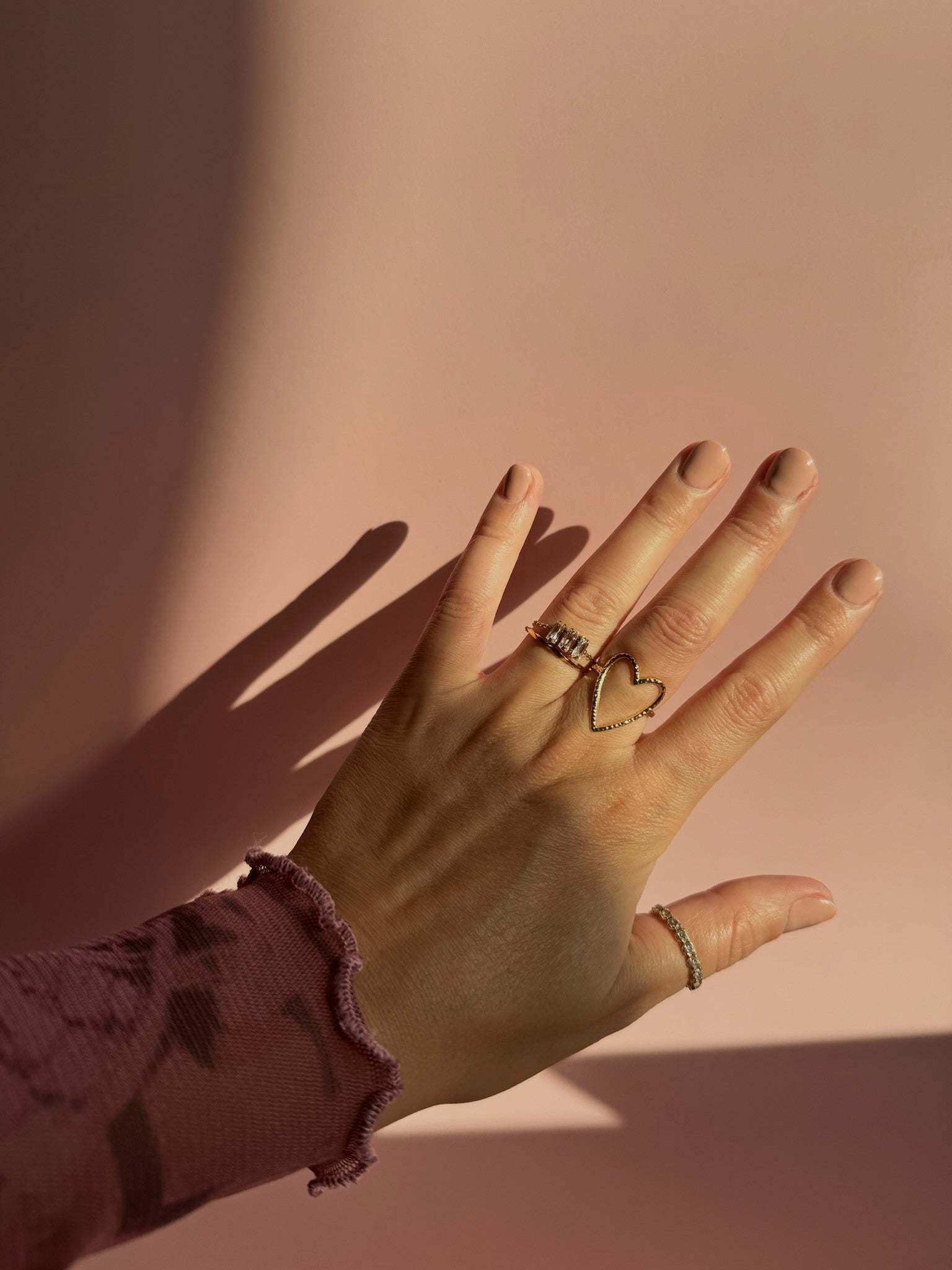 Bague ajustable en acier inoxydable doré, en forme de cœur pour symboliser l'amour.