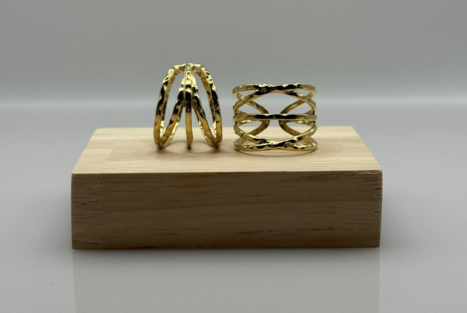 Bague ajustable, dorée et tendance. Résiste à l'eau et adaptée à toutes les tailles.