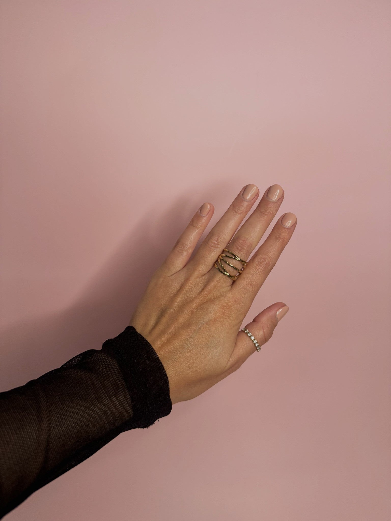 Bague ajustable, dorée et tendance. Résiste à l'eau et adaptée à toutes les tailles.