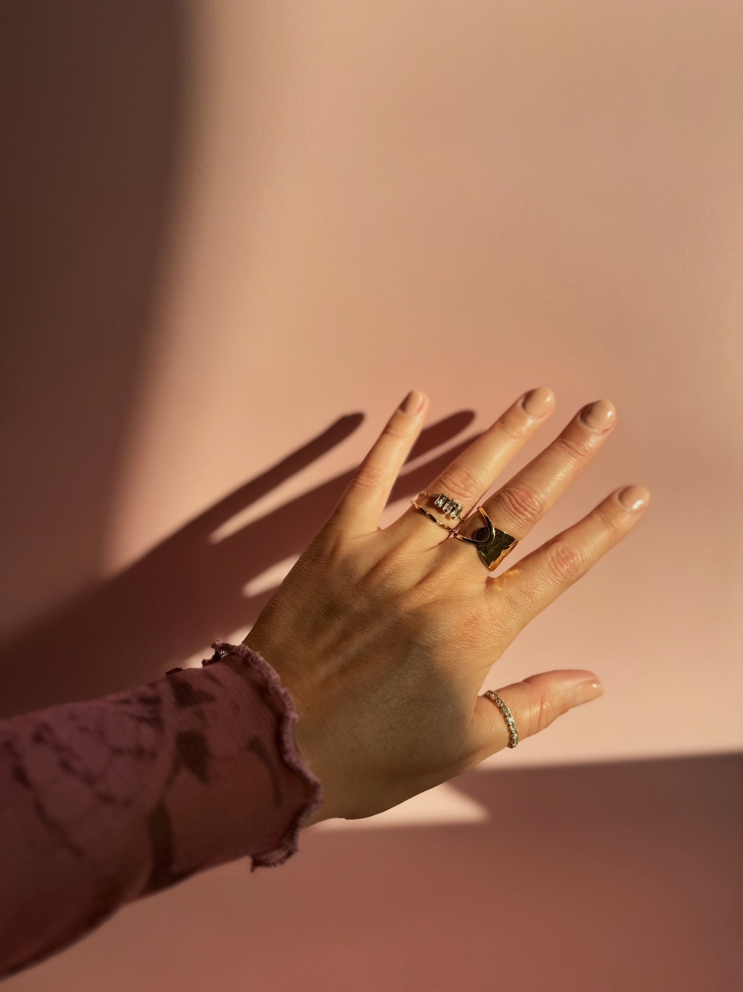 Bague ajustable martelée avec côté vide et côté plein, résistante à l'eau, adaptée à toutes les tailles.