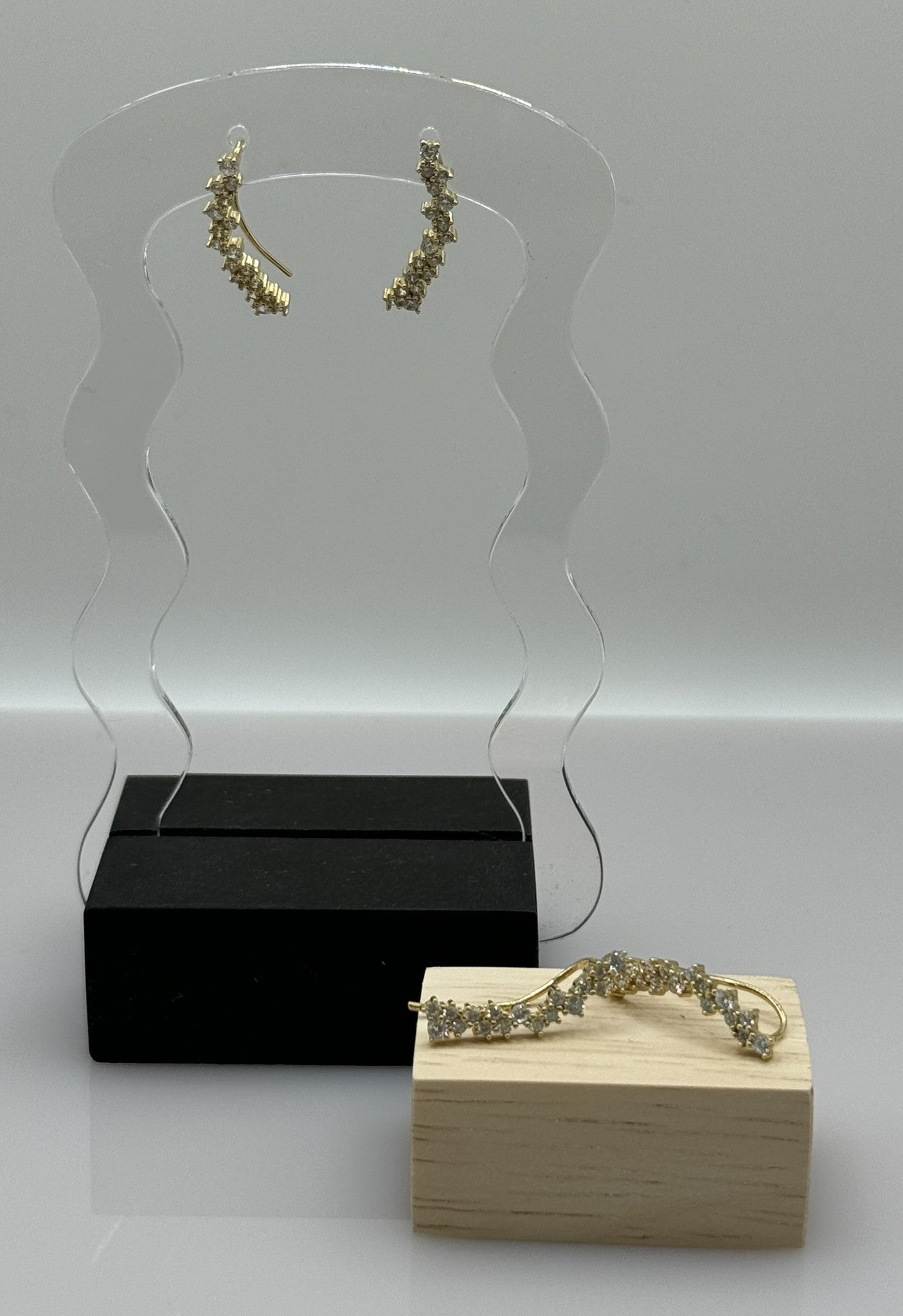 Paire de boucles d'oreilles qui remonte le long du lobe, incarne la féminité.