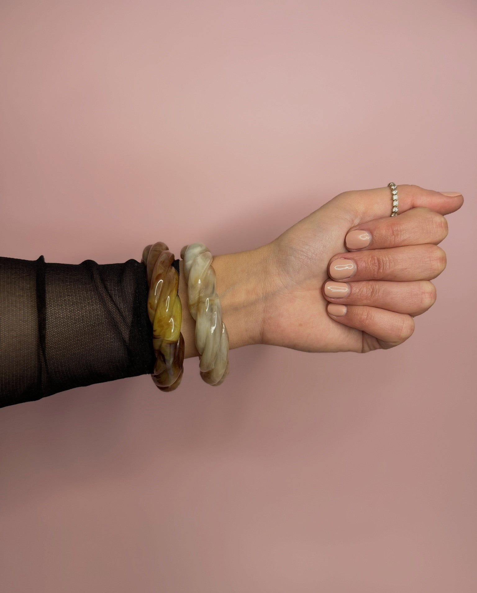 Bracelet tressé en acétate, vintage et chic. Il est intemporel. 