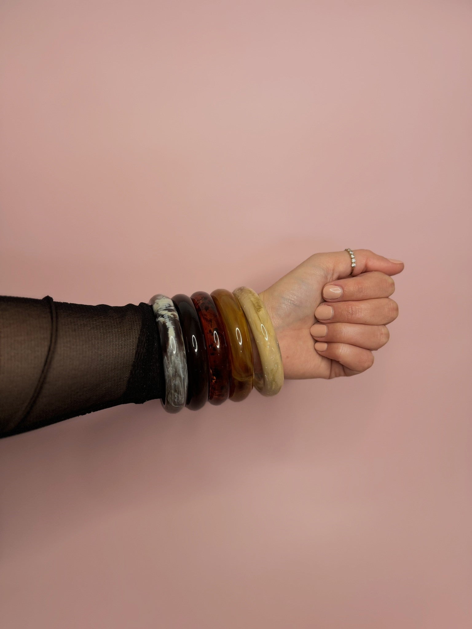 Bracelet jonc en acétate. Disponible en plusieurs coloris.