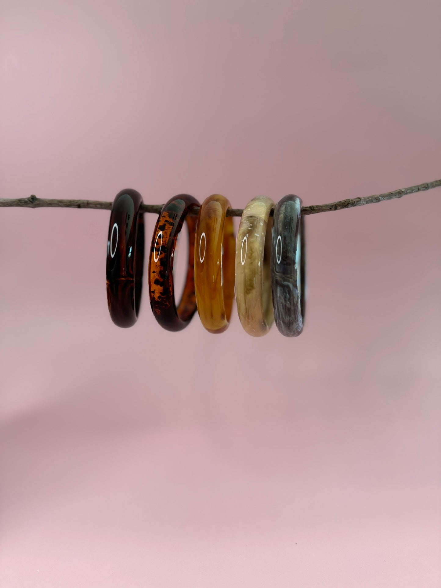 Bracelet jonc en acétate. Disponible en plusieurs coloris.