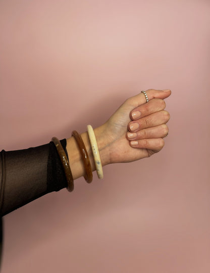 Bracelet jonc en acétate. Vintage et intemporel, il peut être porté assemblé.