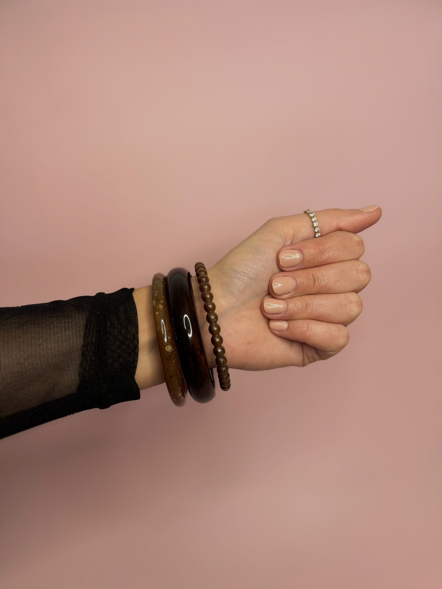 Bracelet jonc à billes. Vintage et intemporel, il se porte assemblé à d'autres.