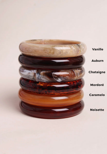 Bracelet jonc en acétate. Disponible en plusieurs coloris.