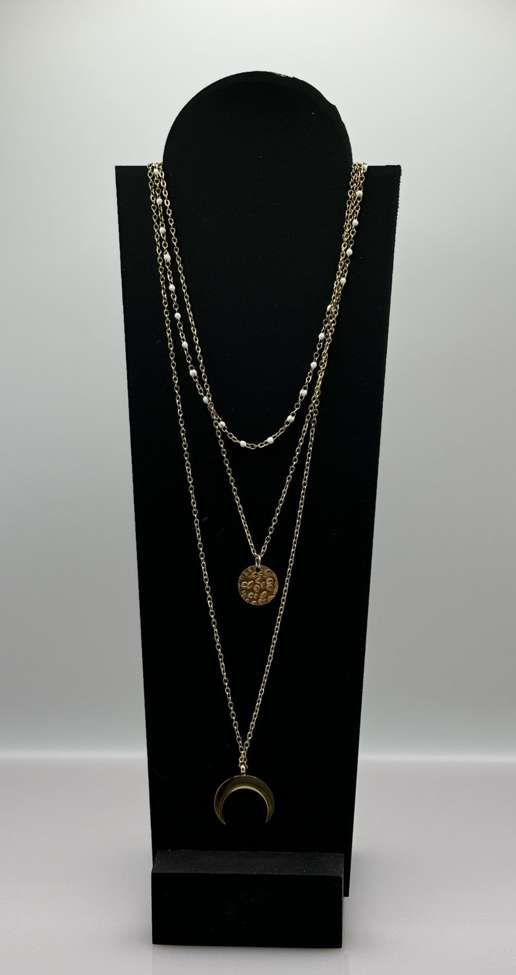 Collier à triple rangs, en acier inoxydable, il résiste à l'eau.