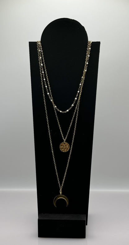 Collier à triple rangs, en acier inoxydable, il résiste à l'eau.