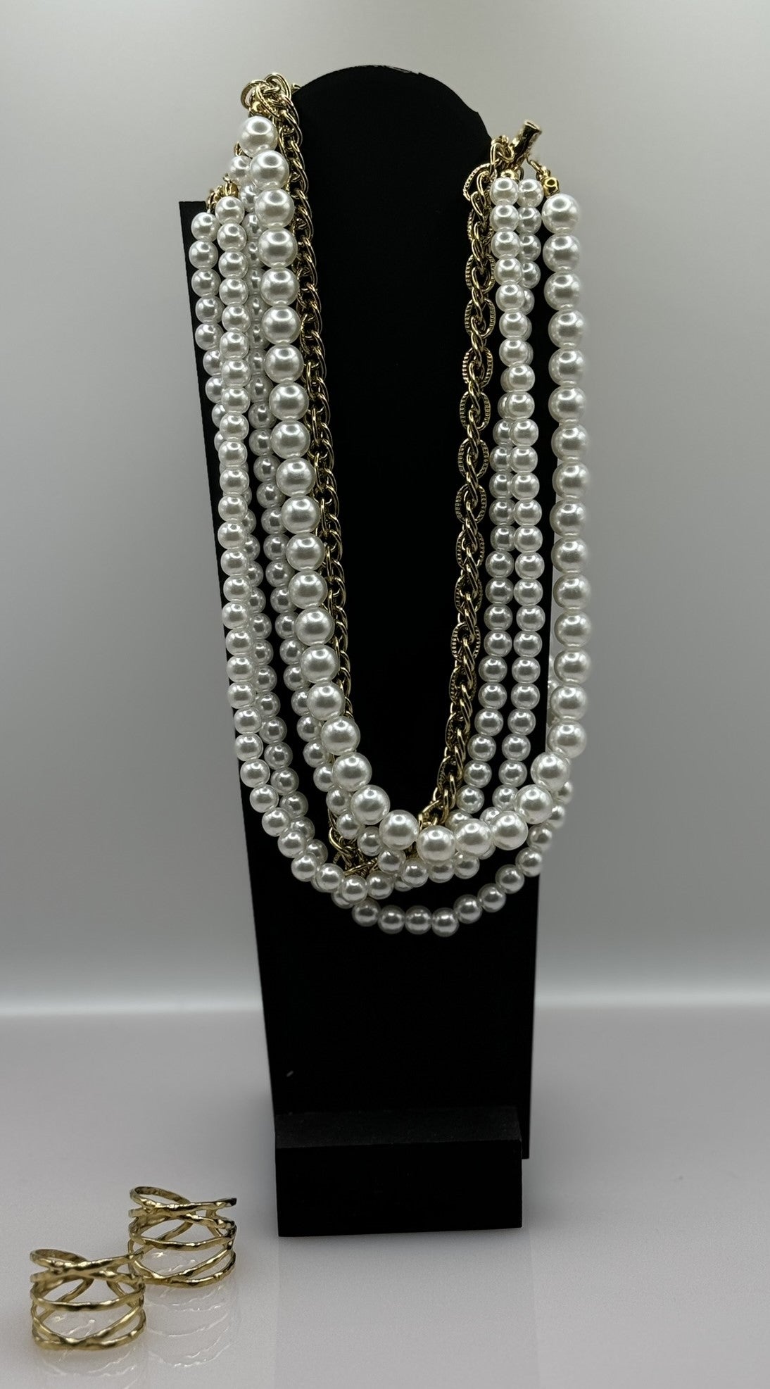 Collier à quadruple rangs, en perles de verre. Très chic et branché.
