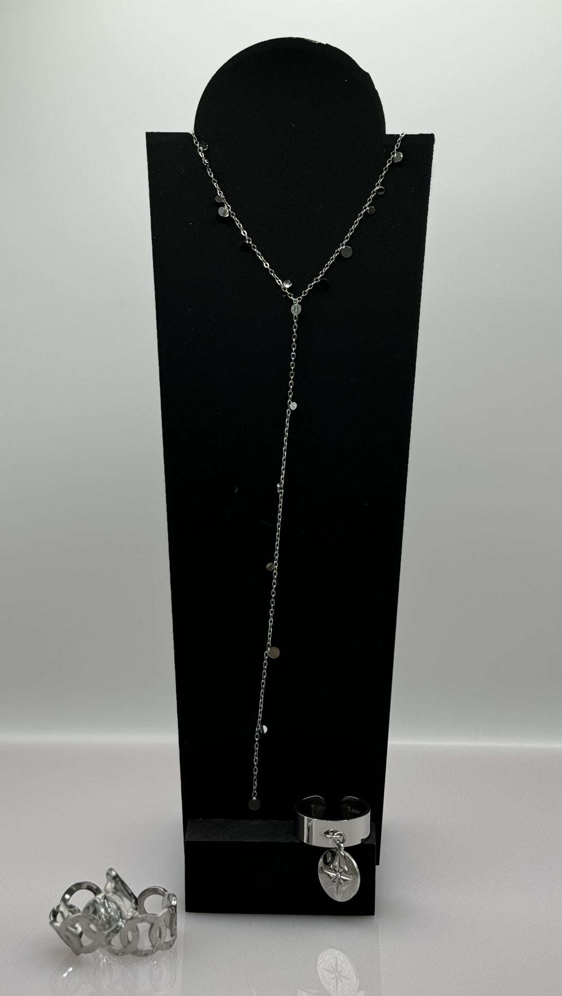 Collier chaîne en forme Y. Discret et élégant, il est hypoallergénique et ne noircit pas.